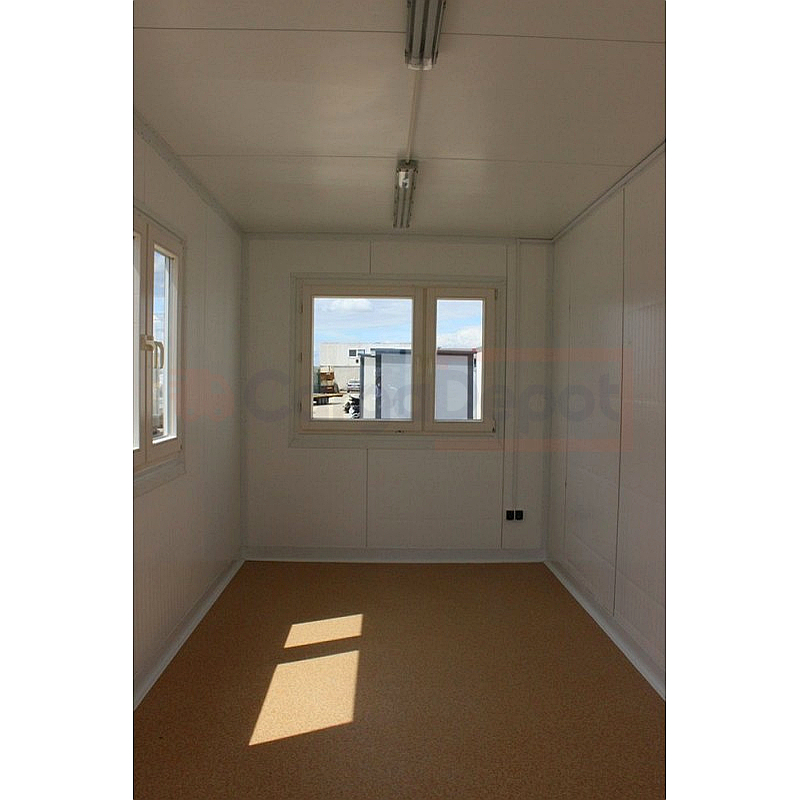 Contenedor de oficina 4,5x2,5 m con luz y carga fácil instalada - Imagen 3