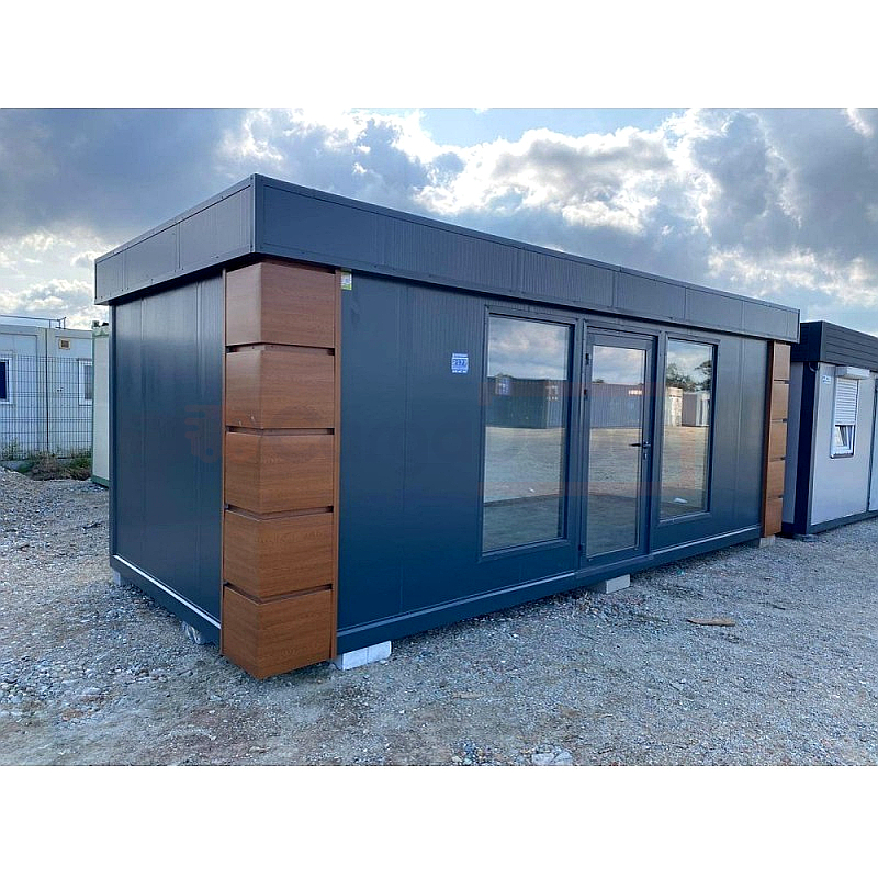 Contenedor comercial de 7x3 m con puertas y ventanas, espacio abierto