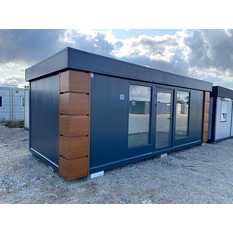 Contenedor comercial de 7x3 m con puertas y ventanas, espacio abierto